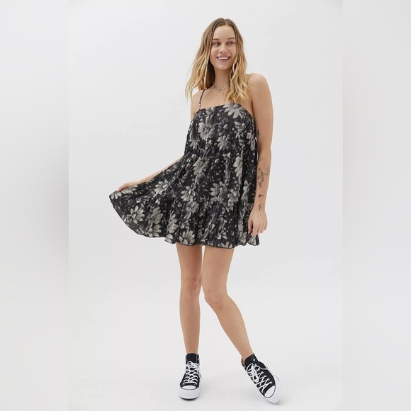Urban Outfitters Lucia Black Plisse Tiered Mini Dress - Picture 1 of 10